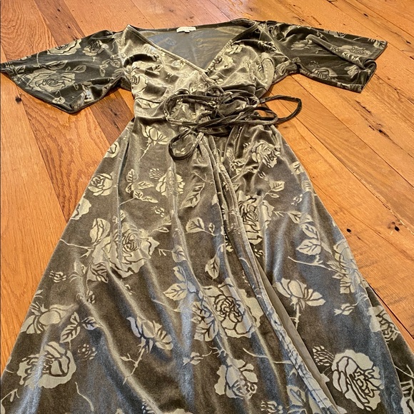 Baltic Born Velvet Wrap Green Floral
Maxi Dress Size 2XL - Picture 2 of 7